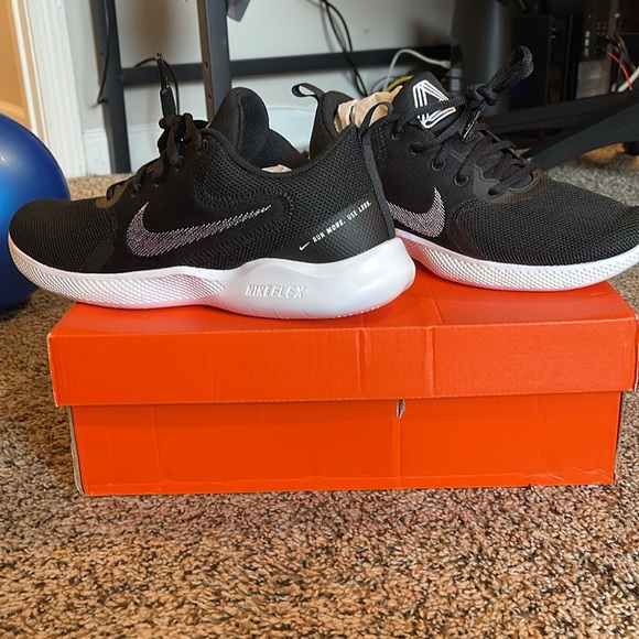 Nike flex run 10 shoes size 8 NWT - Picture 2 of 8